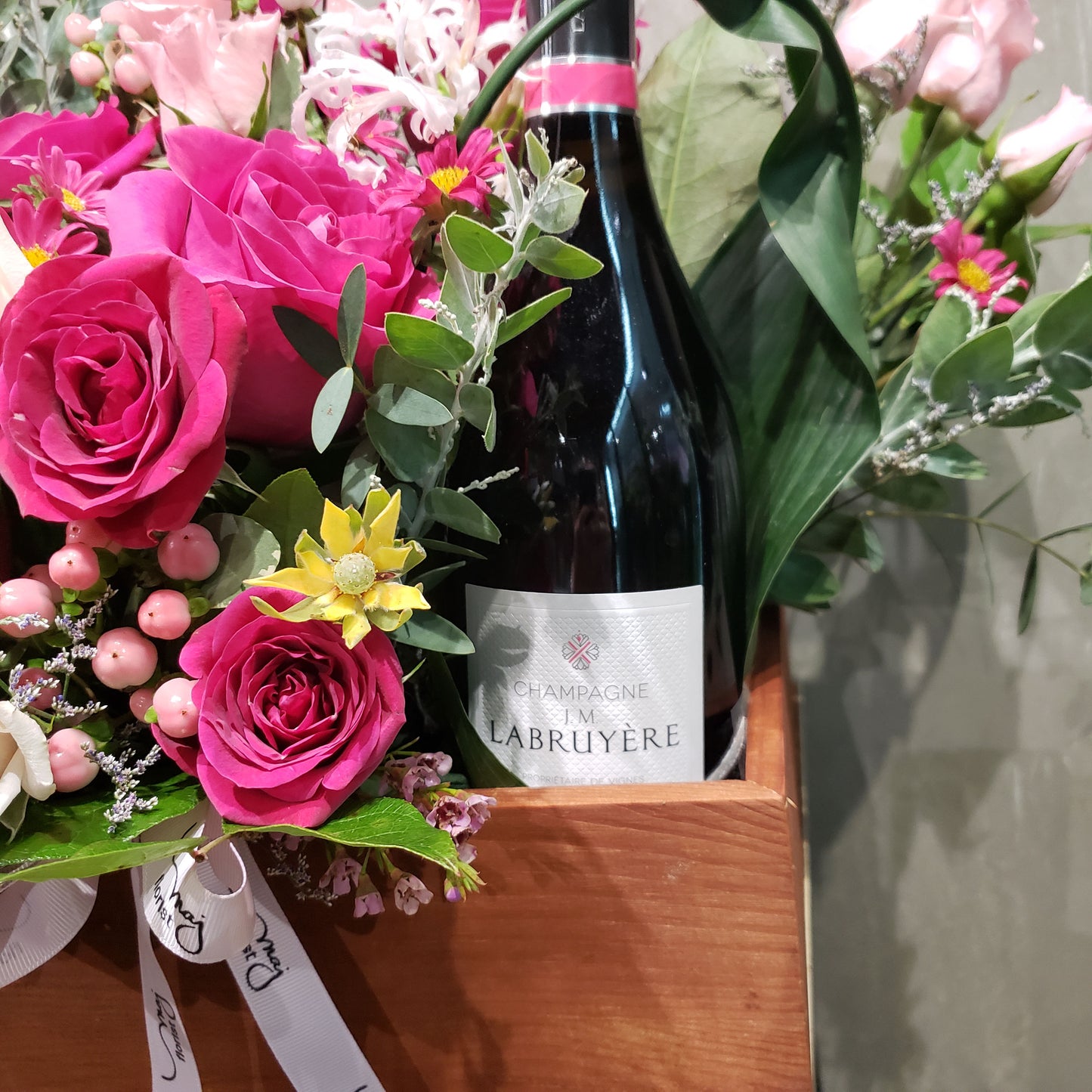 Deluxe Champagne and Flower Gift Set